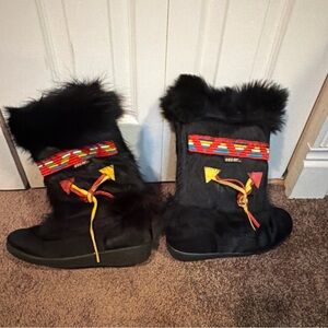 Vintage Oscar sport  sz 39 sz 7 Women's Black Fur Boots with Colorful Accents
